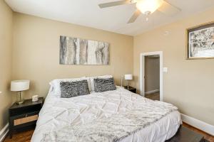 Ένα ή περισσότερα κρεβάτια σε δωμάτιο στο Historic 3-Story Fells Point Rowhouse with Backyard!