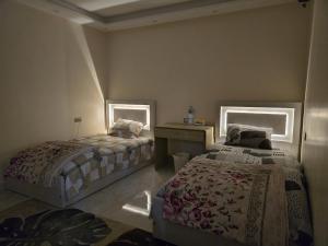 Postel nebo postele na pokoji v ubytování SR Grand House