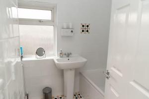 Koupelna v ubytování House - Sleeps 6 - 2 Cars Free Parking