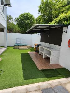 un giardino con una panchina e un tavolo su un prato di Casa Bella Mansion a Nariño