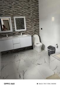 un bagno con un water, un lavandino e uno specchio di Casa Bella Mansion a Nariño