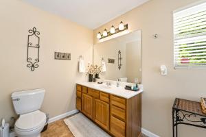 Et badeværelse på Norris Lakeside Retreat - Large cove, ATV parks, hiking and Pigeon Forge + 33 billeder