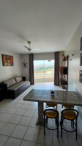 un salon avec une table et deux chaises dans l'établissement Jardins das Thermas - Caldas Novas Vista para piscina, à Caldas Novas