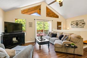 Et tv og/eller underholdning på Norris Lakeside Retreat - Large cove, ATV parks, hiking and Pigeon Forge