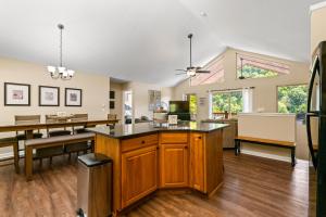 Køkken eller tekøkken på Norris Lakeside Retreat - Large cove, ATV parks, hiking and Pigeon Forge