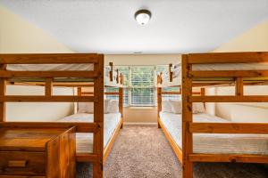 En eller flere senge i et værelse på Norris Lakeside Retreat - Large cove, ATV parks, hiking and Pigeon Forge