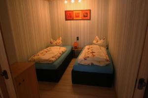 two beds in a small room with at Mönch in Harztor