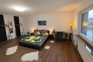 een woonkamer met een bank en een tafel bij Homefeld Suite - Elegante und moderne Ferienwohnung zentral in Hünfeld bei Fulda mit Küche, kostenlosem Parkplatz und WLAN in Hünfeld