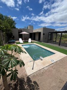ein Swimmingpool vor einem Haus in der Unterkunft Tu escapada ideal en Mar de Ansenuza - Patio y piscina privada in Miramar