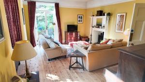 刘易斯4-bedroom Lewes Sauna House - Modern Interiors, Castle Views的有两张沙发和一台电视的客厅 更多90张照片