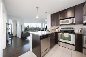 Køkken eller tekøkken på Luxury Apartment in Central Location with Pool Jacuzzi & Sauna