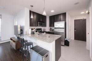 Køkken eller tekøkken på Luxury Apartment in Central Location with Pool Jacuzzi & Sauna