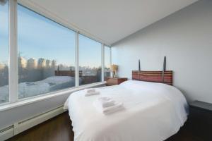 En eller flere senge i et værelse på Luxury Apartment in Central Location with Pool Jacuzzi & Sauna + 12 billeder