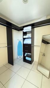 a room with a closet with a bed and a mirror at Moderno y cómodo apartamento in Tegucigalpa +14 photos