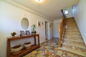 um corredor com uma escada com um espelho na parede em Dalmatinisches Landhaus Martin em Otok