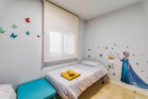 - une chambre avec un lit et une serviette jaune dans l'établissement centro / internet / parking / aire acondicionado, à Elche