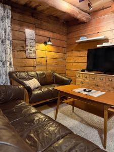 un salon avec un canapé et une table basse dans l'établissement Rugsund Handelsstad, à Rugsund