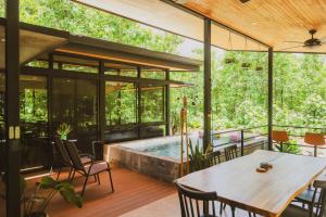 un espace repas extérieur avec une piscine et une table dans l'établissement Avellanas Private Villa, à Santa Cruz