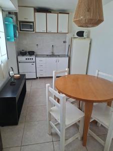 Η κουζίνα ή μικρή κουζίνα στο departamente en primer piso para 2 personas