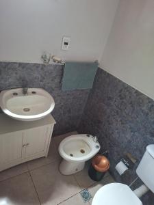 Ένα μπάνιο στο departamente en primer piso para 2 personas