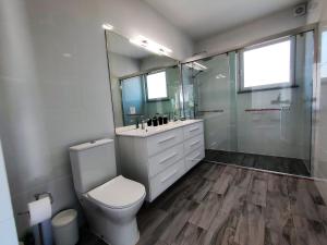 ein Badezimmer mit Toilette, Waschbecken und Dusche in der Unterkunft Villa Mit Privatem Pool Casa Da Bananeira in São Bartolomeu de Messines + 8 Fotos