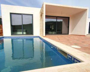 ein Swimmingpool vor einem Haus in der Unterkunft Villa Mit Privatem Pool Casa Da Bananeira in São Bartolomeu de Messines