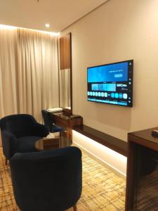 Μια τηλεόραση ή/και κέντρο ψυχαγωγίας στο شقق العزيزية العلا +51 φωτογραφίες