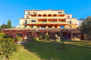 ein großes Gebäude mit einem Hof davor in der Unterkunft Ferienhaus für 12 Personen in Alcaucín, Andalusien Costa del Sol - b61173 in Alcaucín