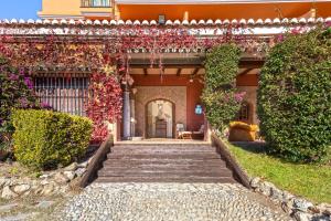 einen Eingang zu einem Haus mit Pflanzen und Treppen in der Unterkunft Ferienhaus für 12 Personen in Alcaucín, Andalusien Costa del Sol - b61173 in Alcaucín