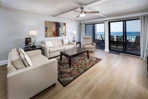 un soggiorno con un divano e un tavolo di Surf Dweller 309 Large gulf front condo a Fort Walton Beach