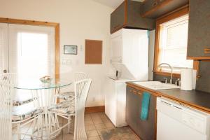 una cucina con tavolo, sedie e lavandino di 508 B The Upper Bungalow a Virginia Beach Altre 9 foto