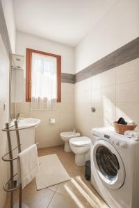 a bathroom with a washing machine and a toilet at Residenze Italia in Sesto San Giovanni