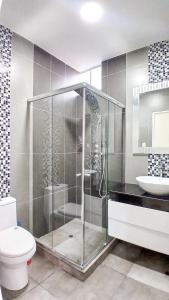 a bathroom with a shower and a toilet and a sink at Apartamento JATUN MAMA in Chancay +58 photos