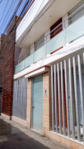 un bâtiment avec une porte bleue sur son côté dans l'établissement Apartamento JATUN MAMA, à Chancay 58 autres photos