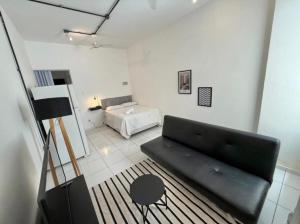 een woonkamer met een bank en een bed bij Centro - Divino apartamento in Rio de Janeiro +13 foto's