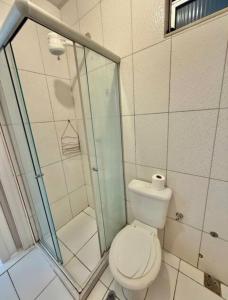 een badkamer met toilet en glazen douche bij Centro - Divino apartamento in Rio de Janeiro