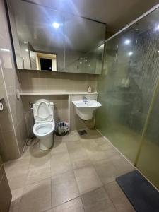 Ένα μπάνιο στο Clark Spacious Condo Studio with Balcony