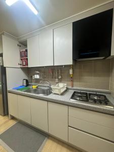 Η κουζίνα ή μικρή κουζίνα στο Clark Spacious Condo Studio with Balcony