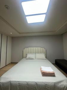 Ένα ή περισσότερα κρεβάτια σε δωμάτιο στο Clark Spacious Condo Studio with Balcony