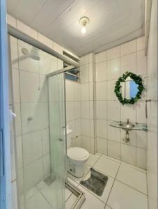 een badkamer met toilet en glazen douche bij Centro - Divino apartamento in Rio de Janeiro
