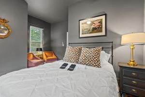 Кровать или кровати в номере Second Street's Queen Ann