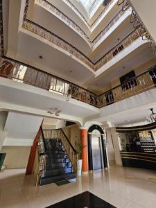 eine Lobby mit Kassettendecke und Treppe in der Unterkunft TerraMistica - Puno Centro in Puno