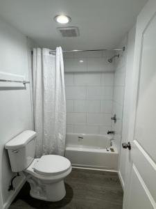 ein Badezimmer mit Toilette und Badewanne in der Unterkunft Angel's Motel near Anaheim in Orange