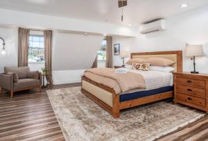 Ένα ή περισσότερα κρεβάτια σε δωμάτιο στο Peytons Lux Suite near Yosemite Adventures