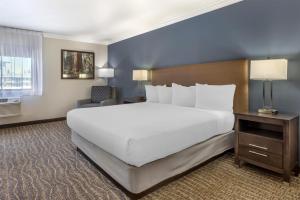 a large bedroom with a large white bed and a window at Best Western Town & Country Lodge in Tulare +44 photos