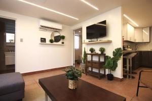 La Finca Sunset - Fajardo 1 Bed NEW في Playa de Fajardo: غرفة معيشة مع أريكة وطاولة