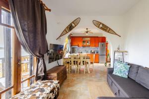 un salon avec un canapé et une cuisine dans l'établissement Holiday Apartment steps from the Beach, à Ormos Panagias 30 autres photos