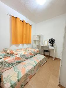 une chambre avec deux lits et un bureau et une fenêtre dans l'établissement Apê moderno com garagem - Campo Novo, perto do Shopping Caruaru, à Caruaru