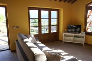 un salon avec un canapé et une télévision dans l'établissement Sunset Barga Toskana Kürzlich Renoviert, à Barga