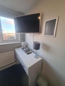 Cette chambre dispose d'un bureau et d'une télévision. dans l'établissement Hotel 52, à Whitley Bay